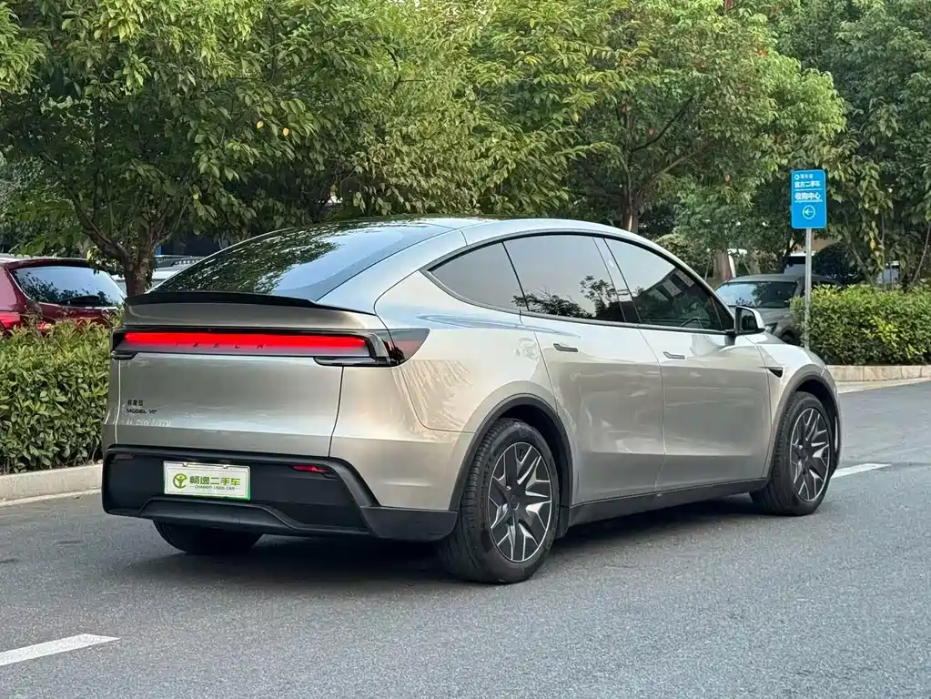 Tesla Model Y L — фото 3