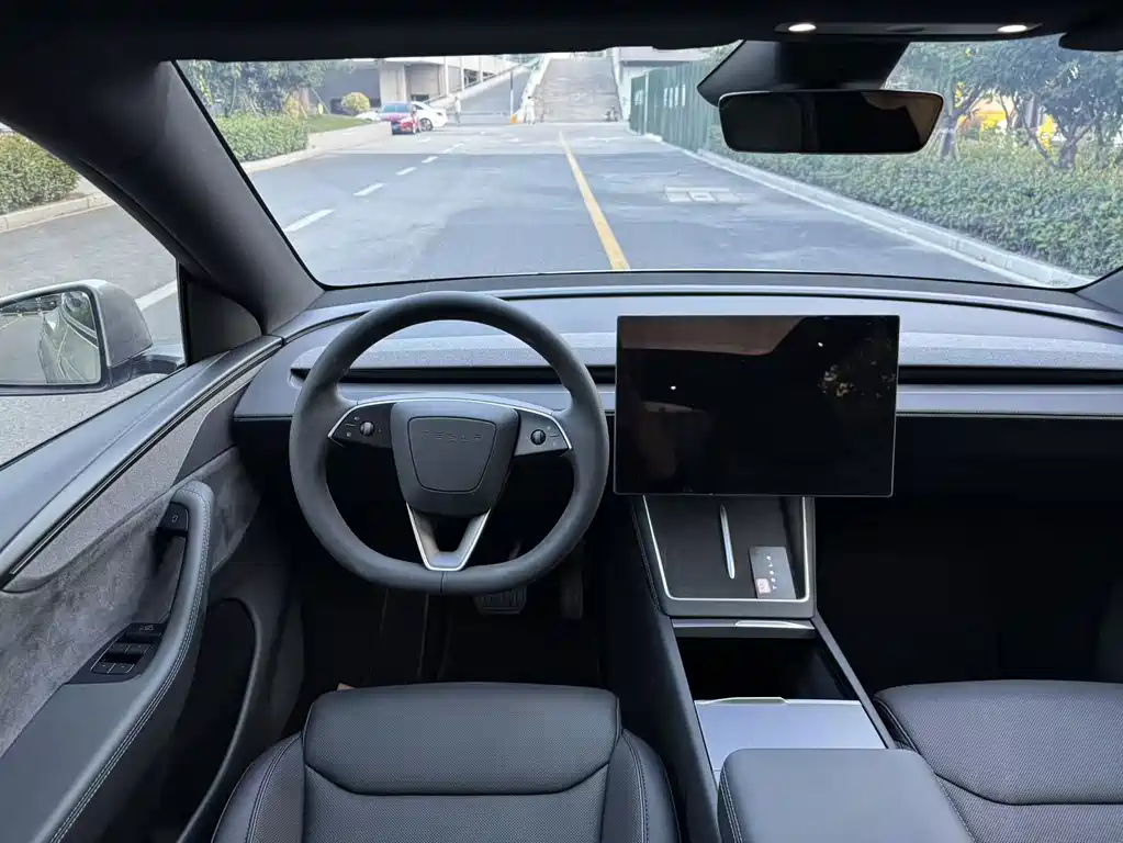 Tesla Model Y L — фото 8