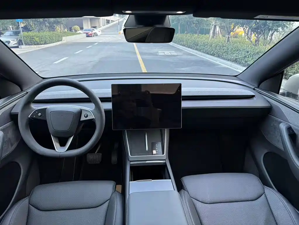 Tesla Model Y L — фото 9