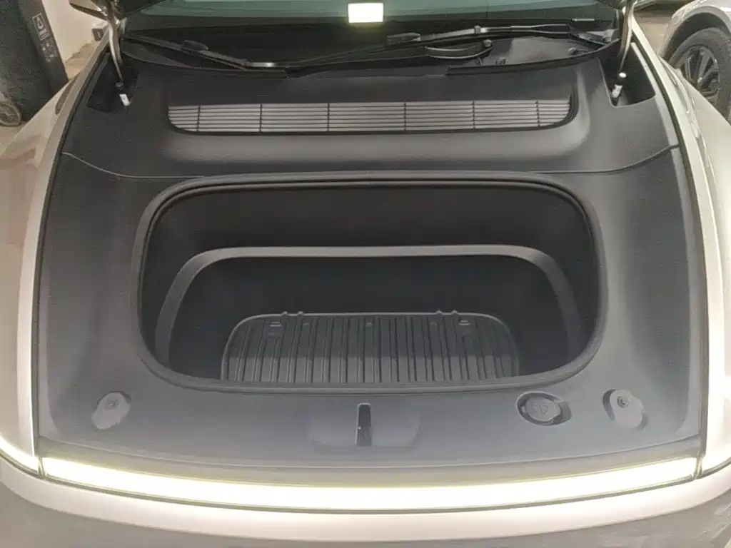 Tesla Model Y L — фото 20