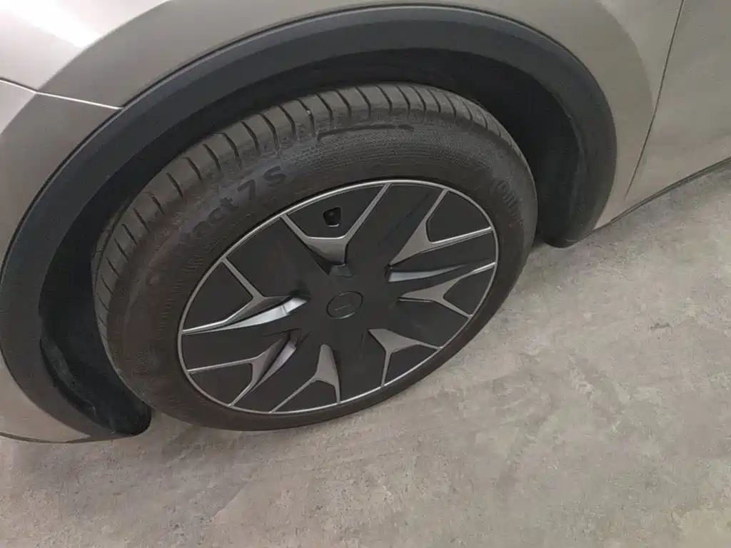 Tesla Model Y L — фото 23
