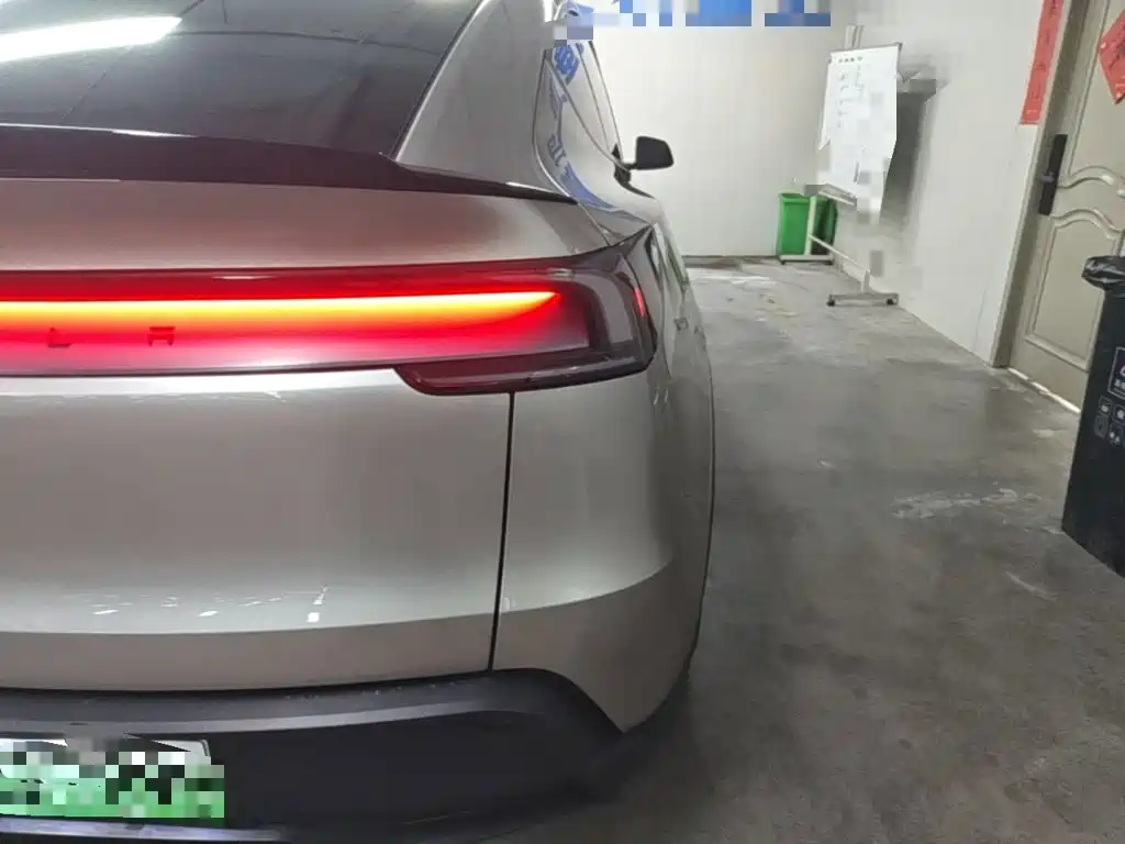 Tesla Model Y L — фото 8