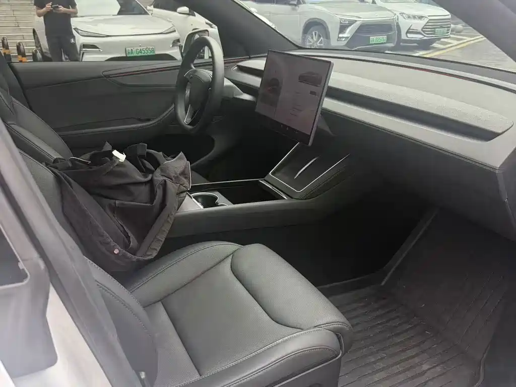 Tesla Model Y L — фото 3