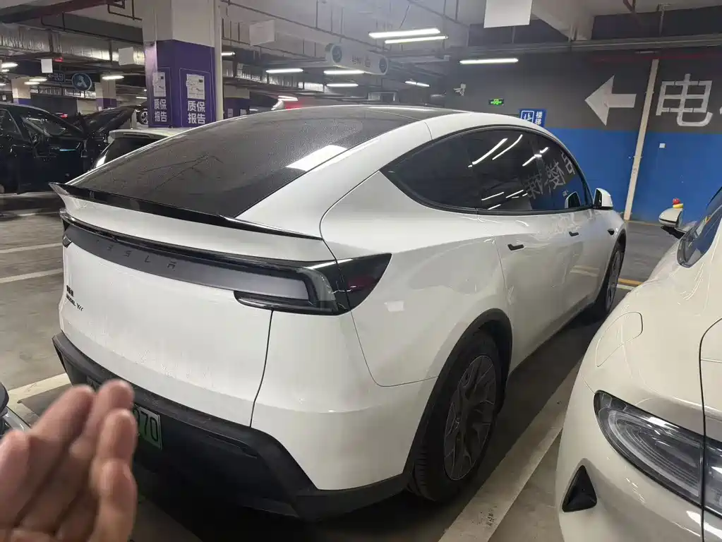 Tesla Model Y L — фото 6