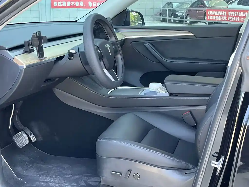 Tesla Model Y — фото 4