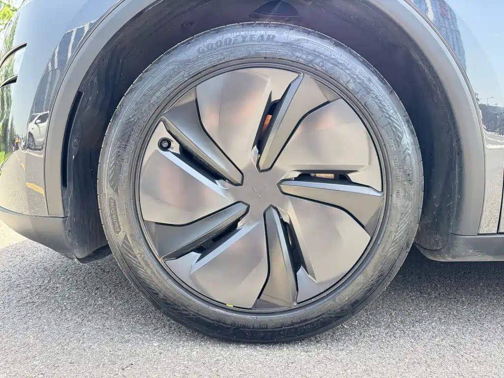 Tesla Model Y — фото 17