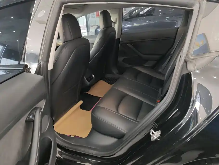 Tesla Model 3 — фото 11