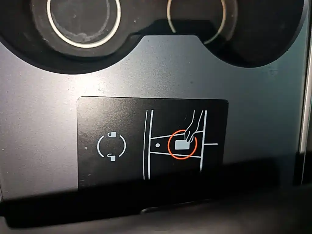 Tesla Model 3 — фото 9