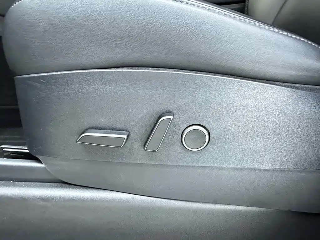 Tesla Model Y — фото 17