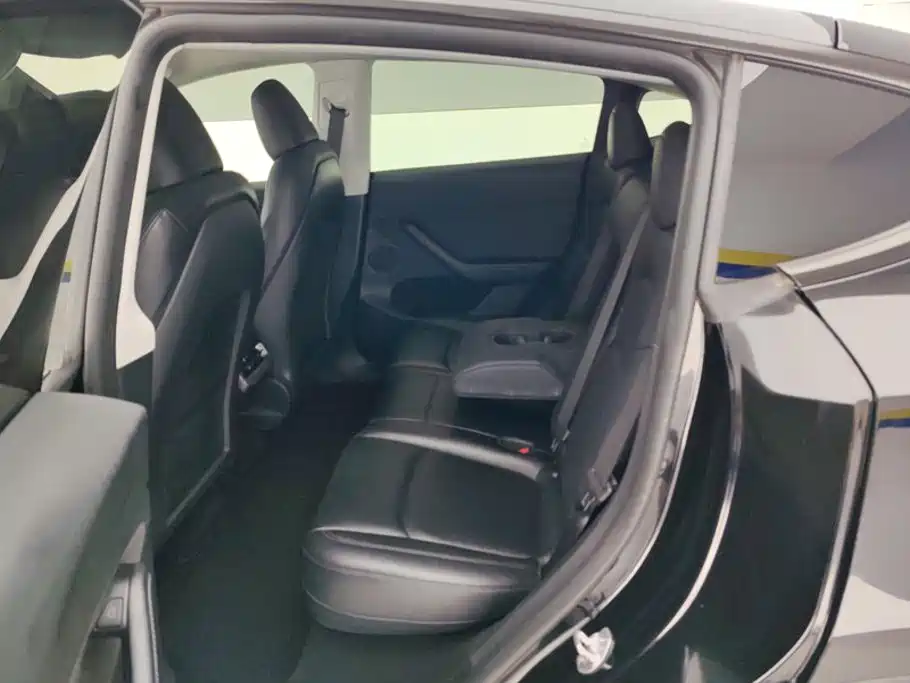 Tesla Model Y — фото 11