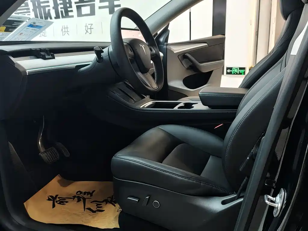 Tesla Model Y — фото 10