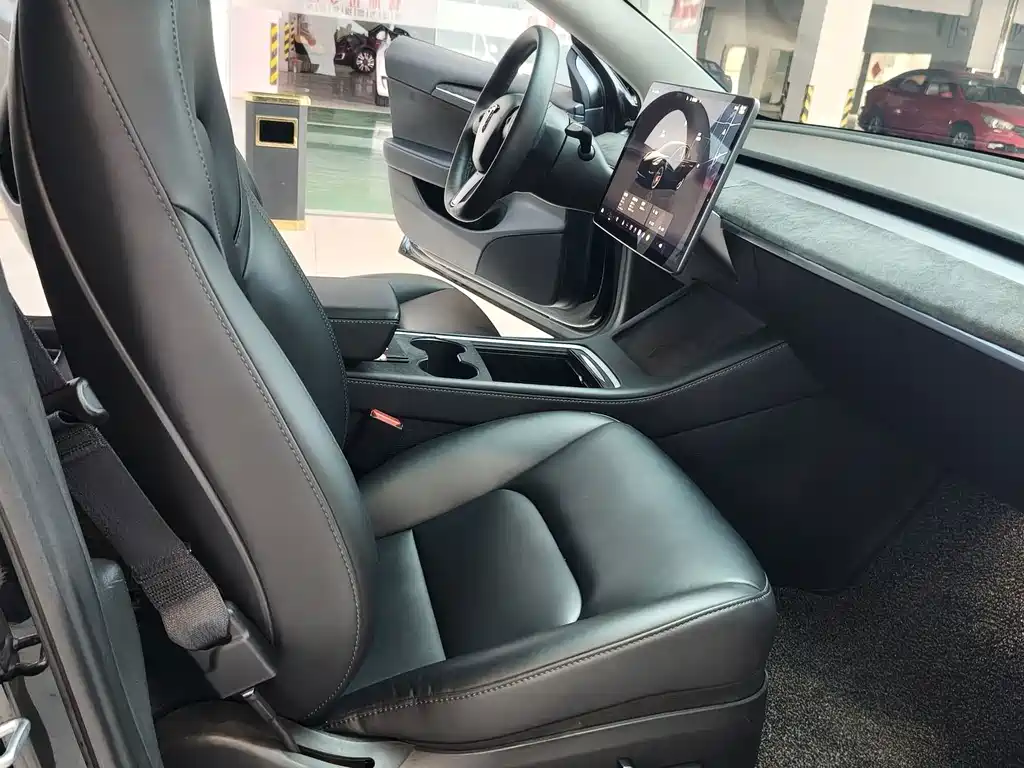 Tesla Model 3 — фото 11