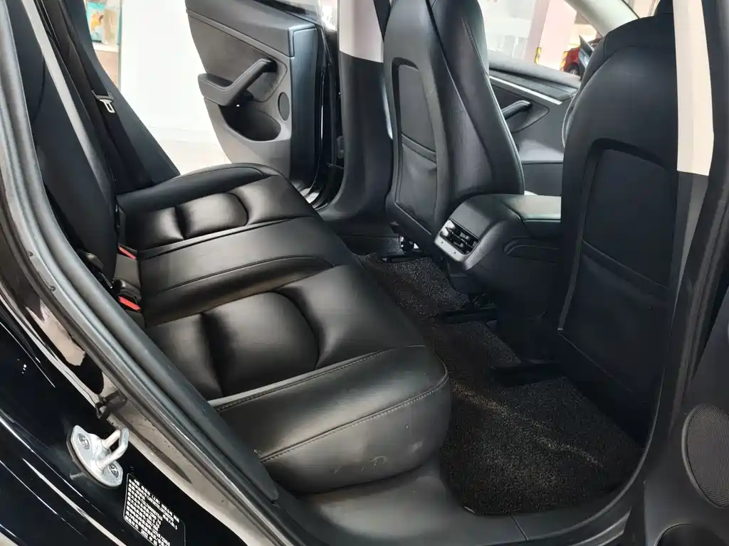Tesla Model 3 — фото 10