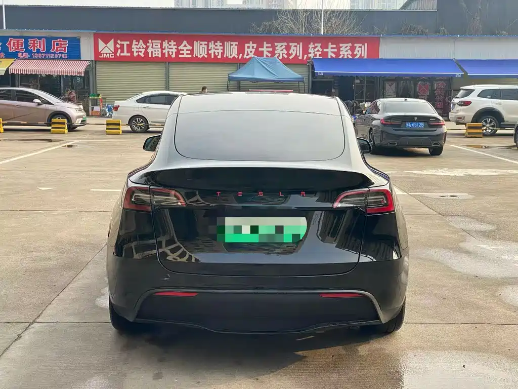 Tesla Model Y — фото 8