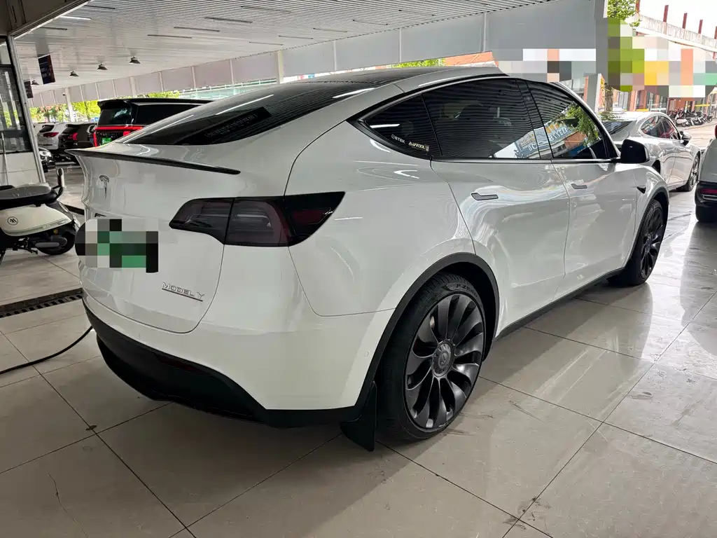 Tesla Model Y — фото 10