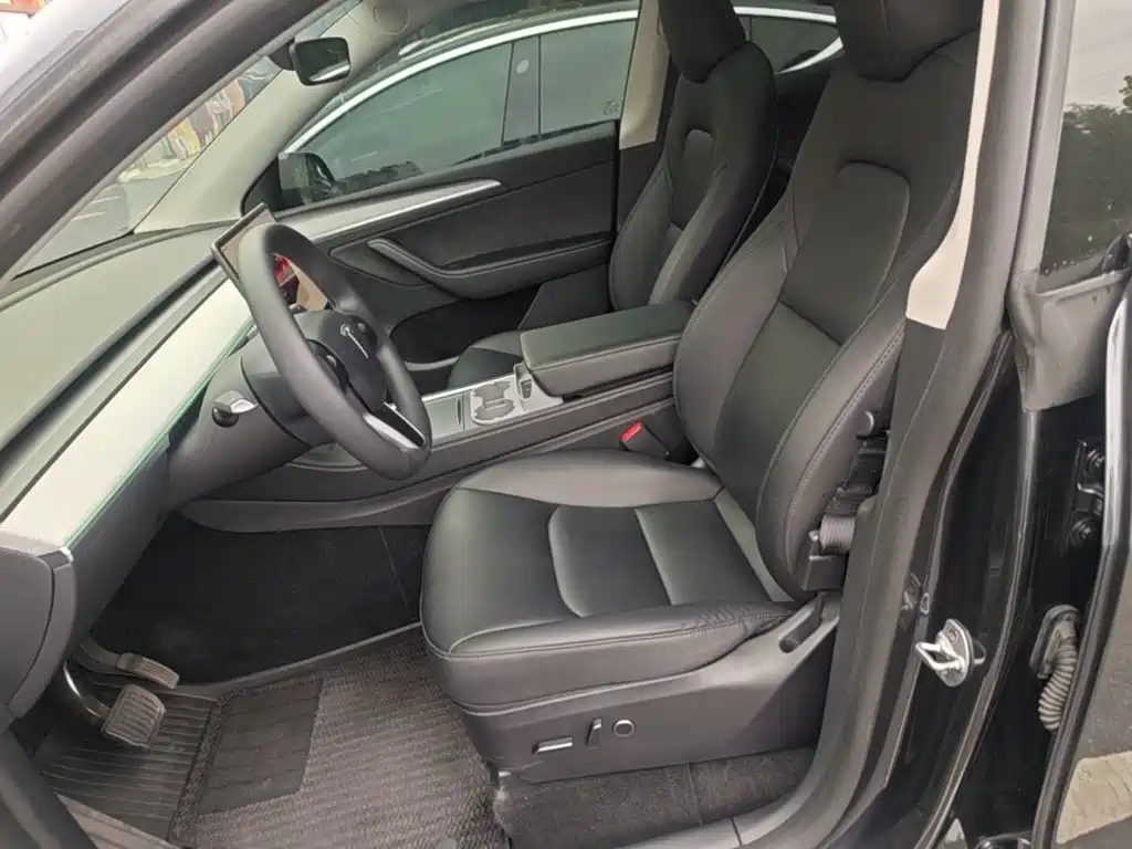 Tesla Model Y — фото 15