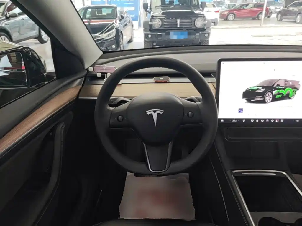 Tesla Model Y — фото 11