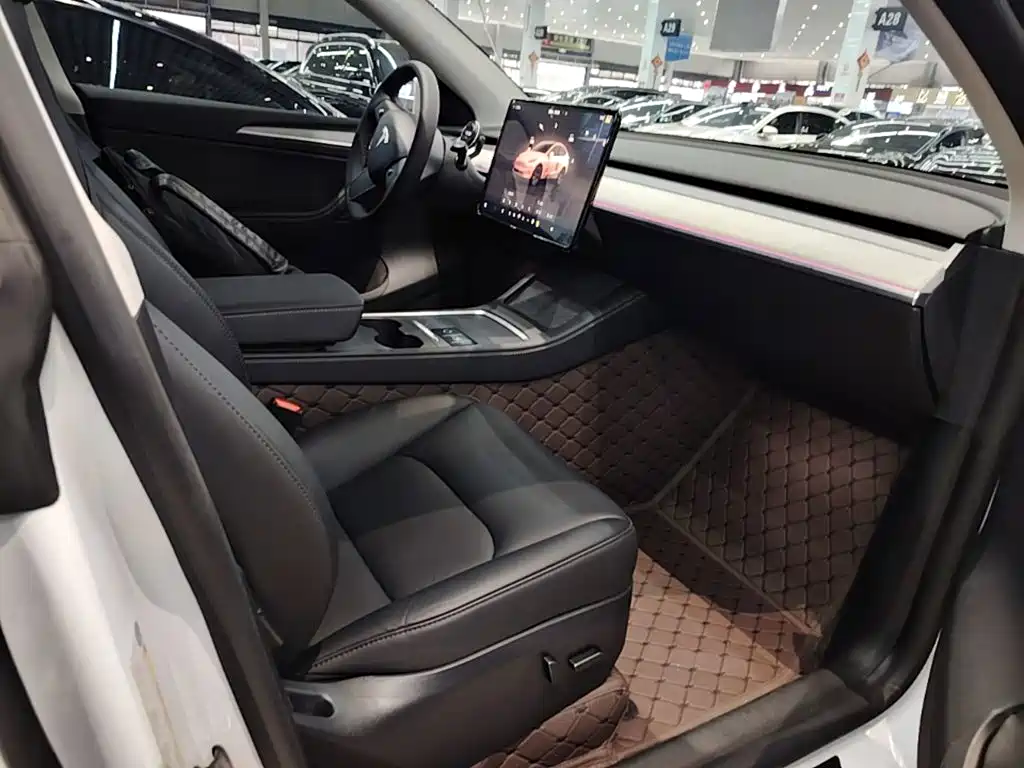 Tesla Model Y — фото 25
