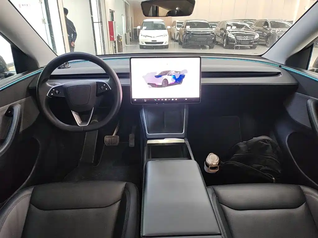 Tesla Model Y — фото 10