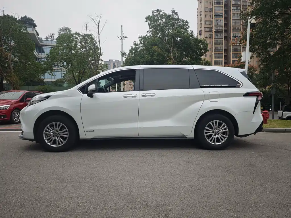 Toyota Sienna — фото 2