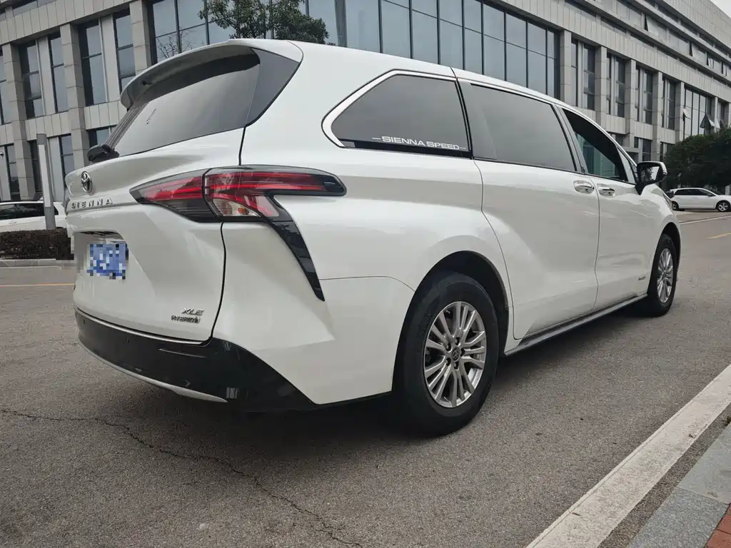 Toyota Sienna — фото 3