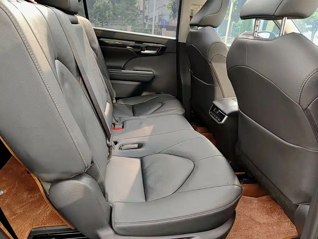 Toyota Highlander — фото 11