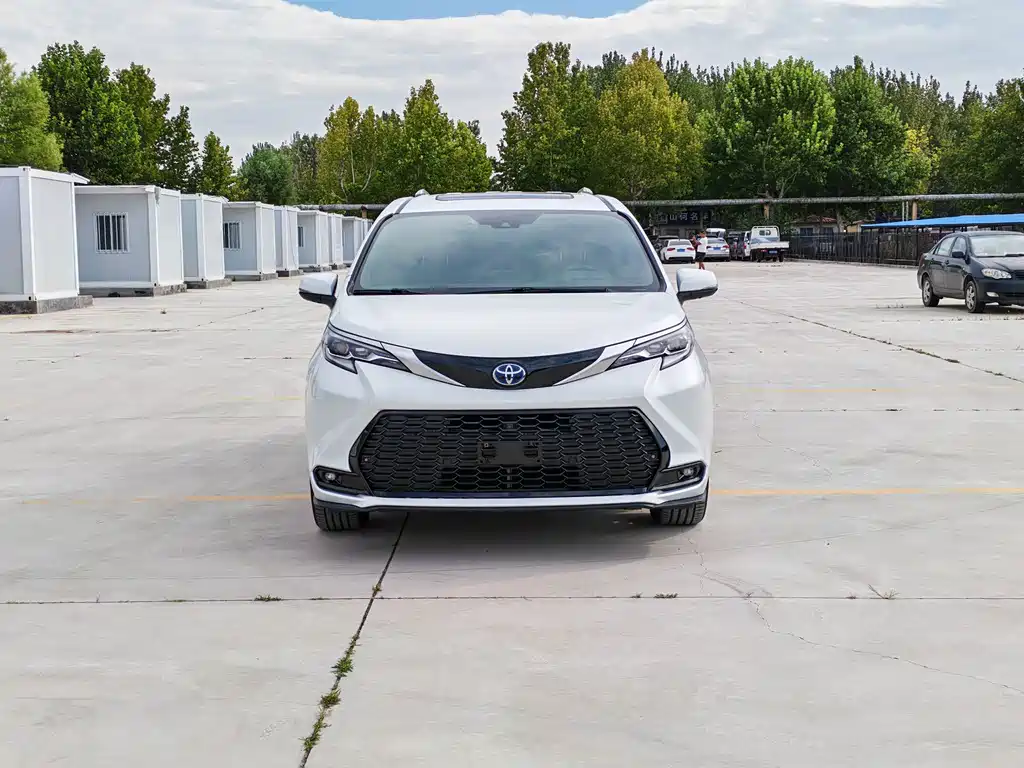 Toyota Sienna — фото 2