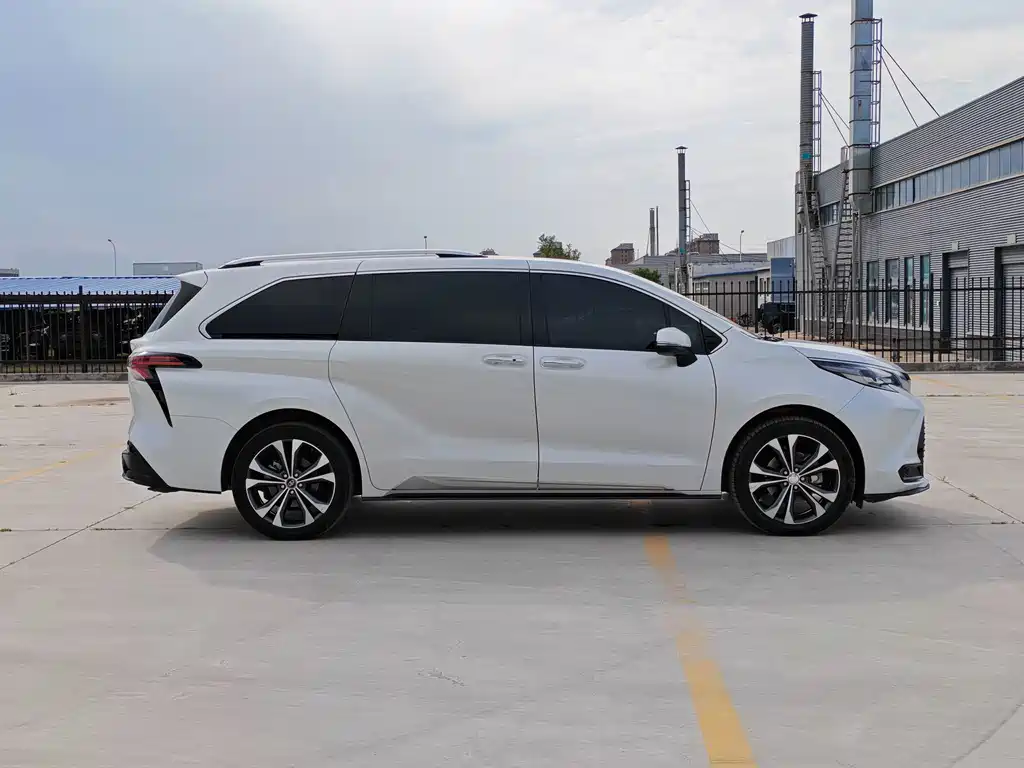 Toyota Sienna — фото 4