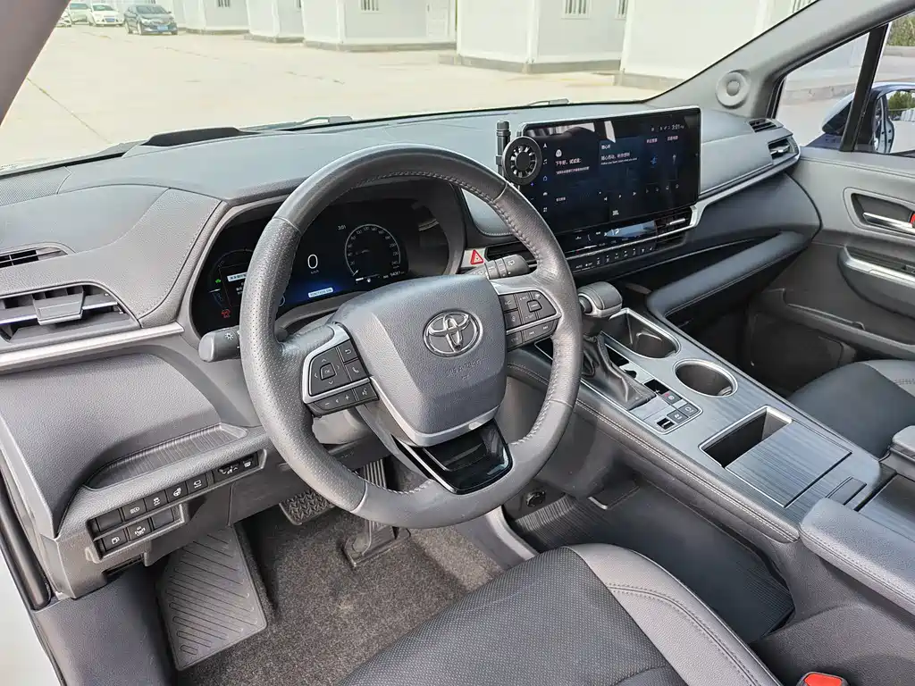 Toyota Sienna — фото 9