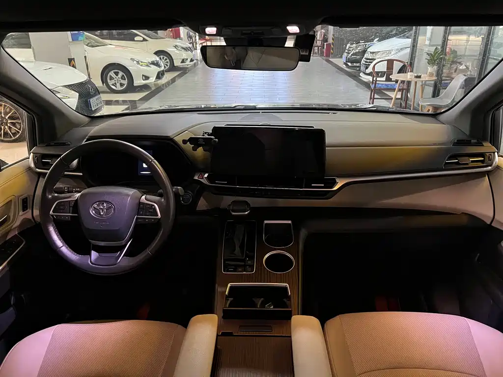 Toyota Granvia — фото 4