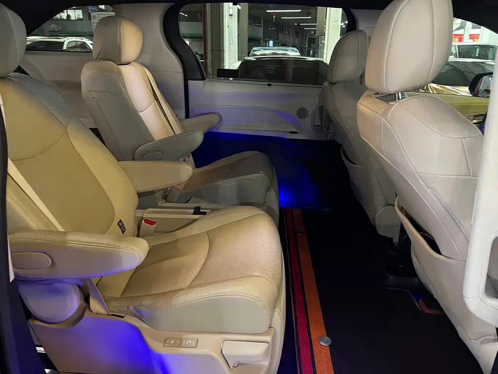 Toyota Granvia — фото 8