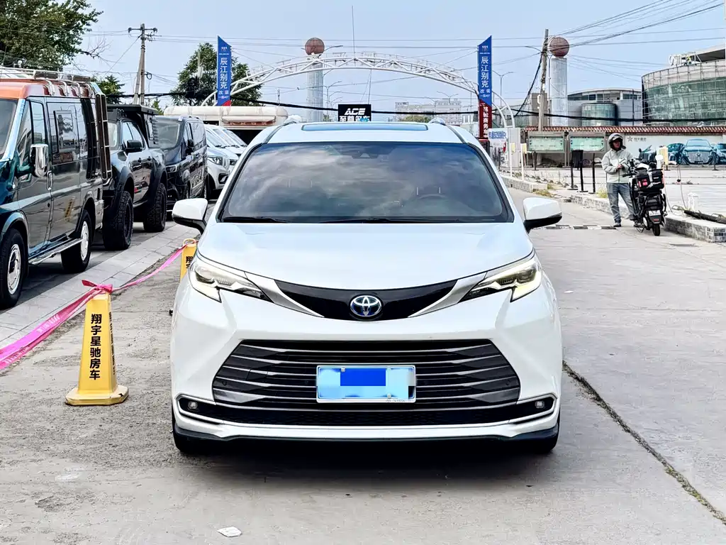 Toyota Sienna — фото 2