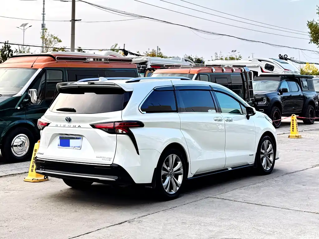 Toyota Sienna — фото 4