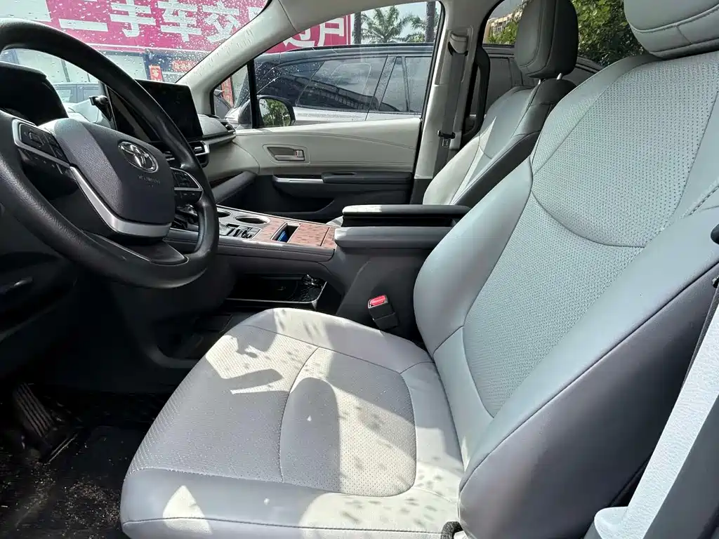 Toyota Granvia — фото 4