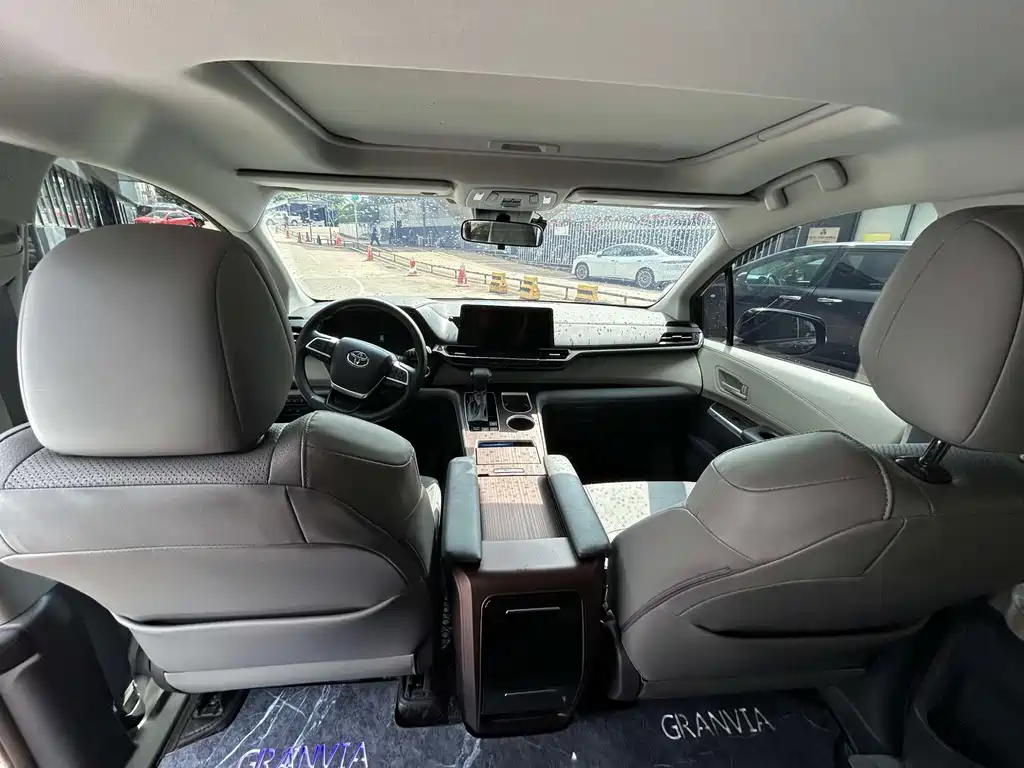 Toyota Granvia — фото 6