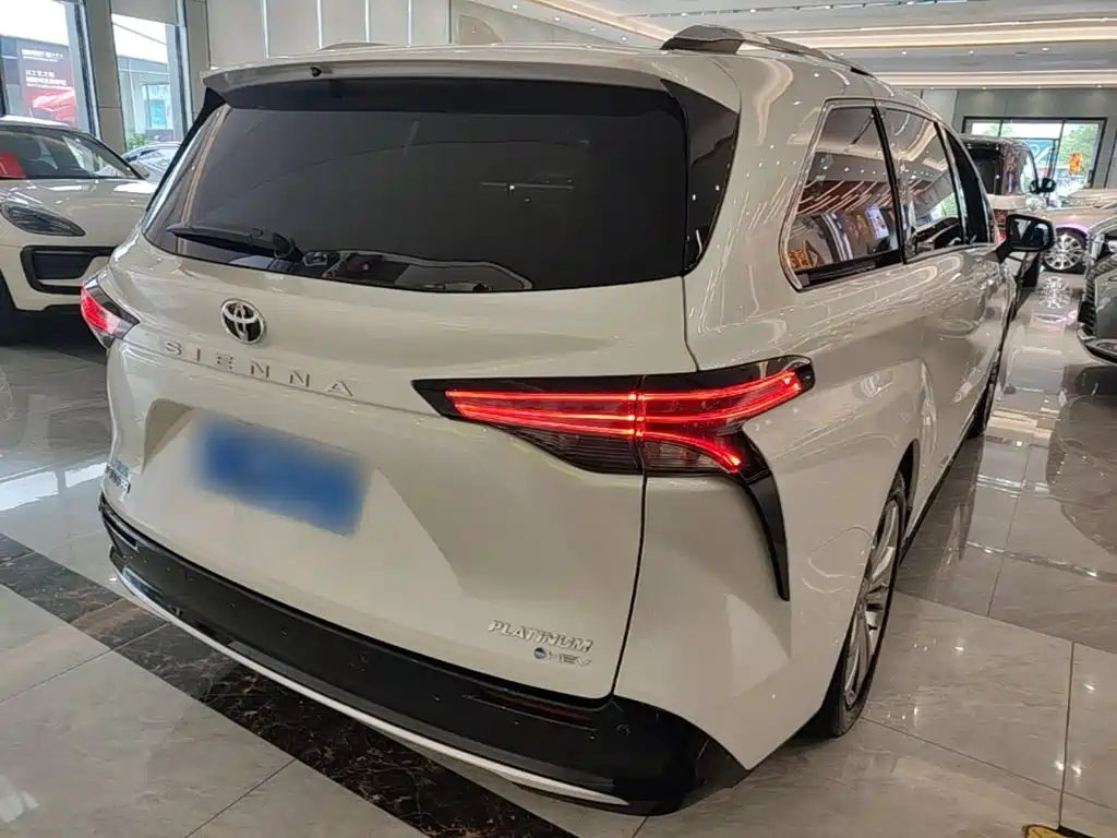 Toyota Sienna — фото 7