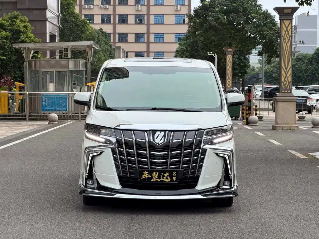 Toyota Alphard — фото 2