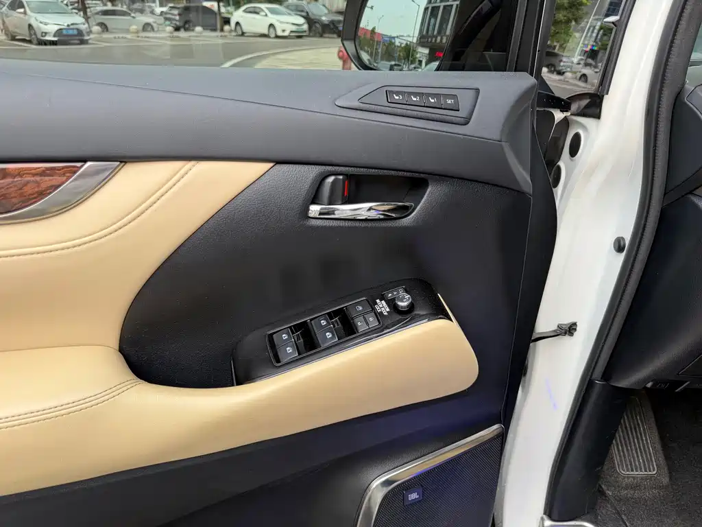 Toyota Alphard — фото 24