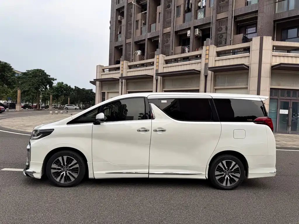 Toyota Alphard — фото 5