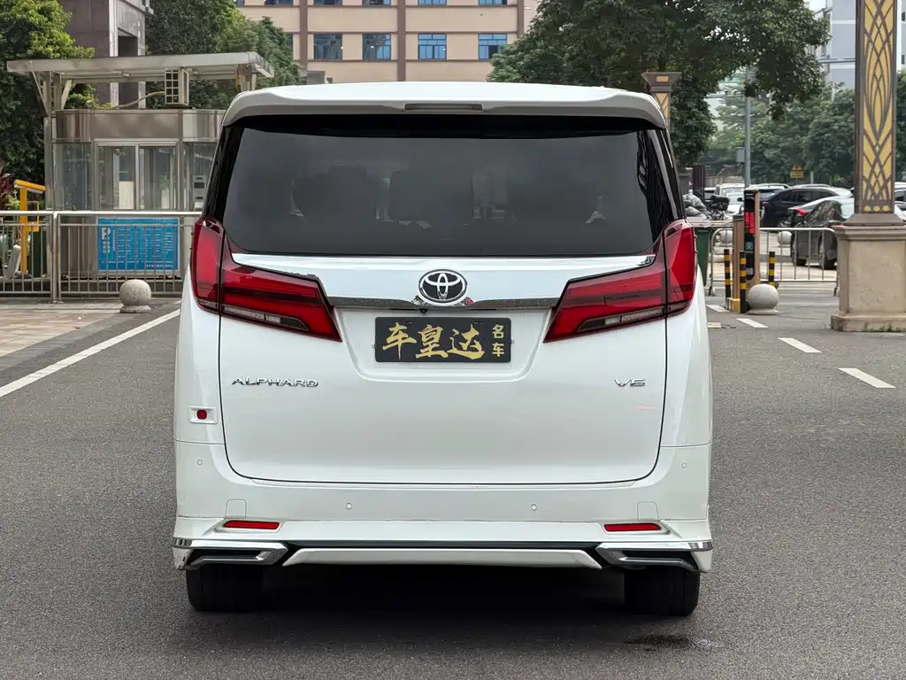 Toyota Alphard — фото 8