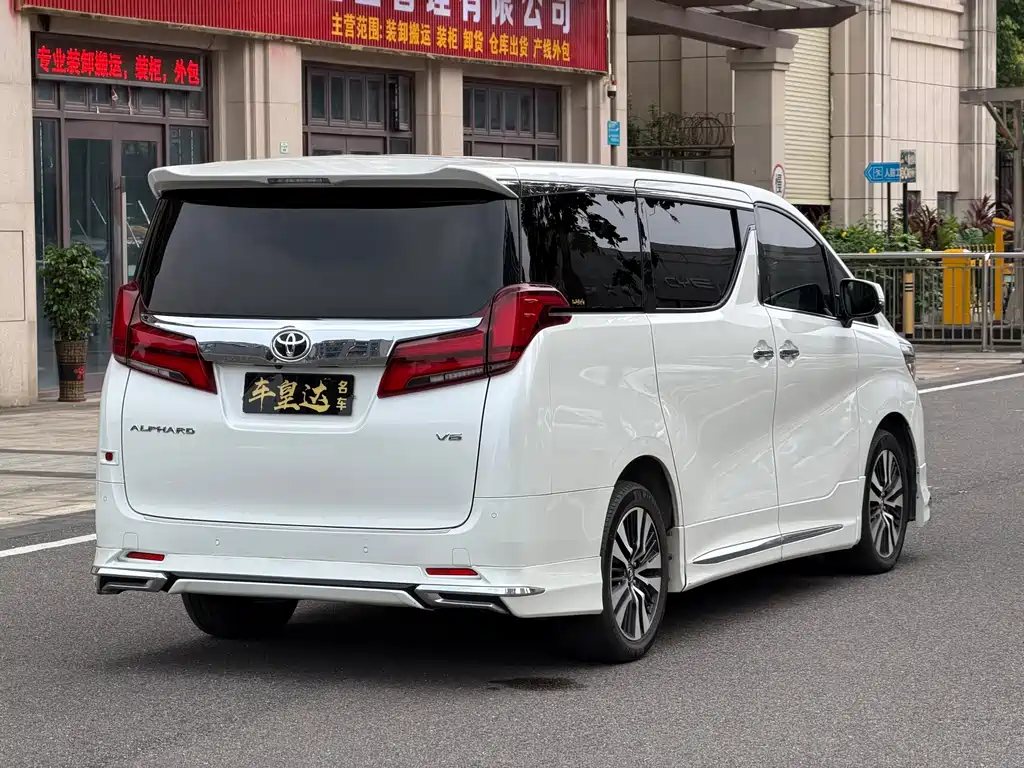 Toyota Alphard — фото 9