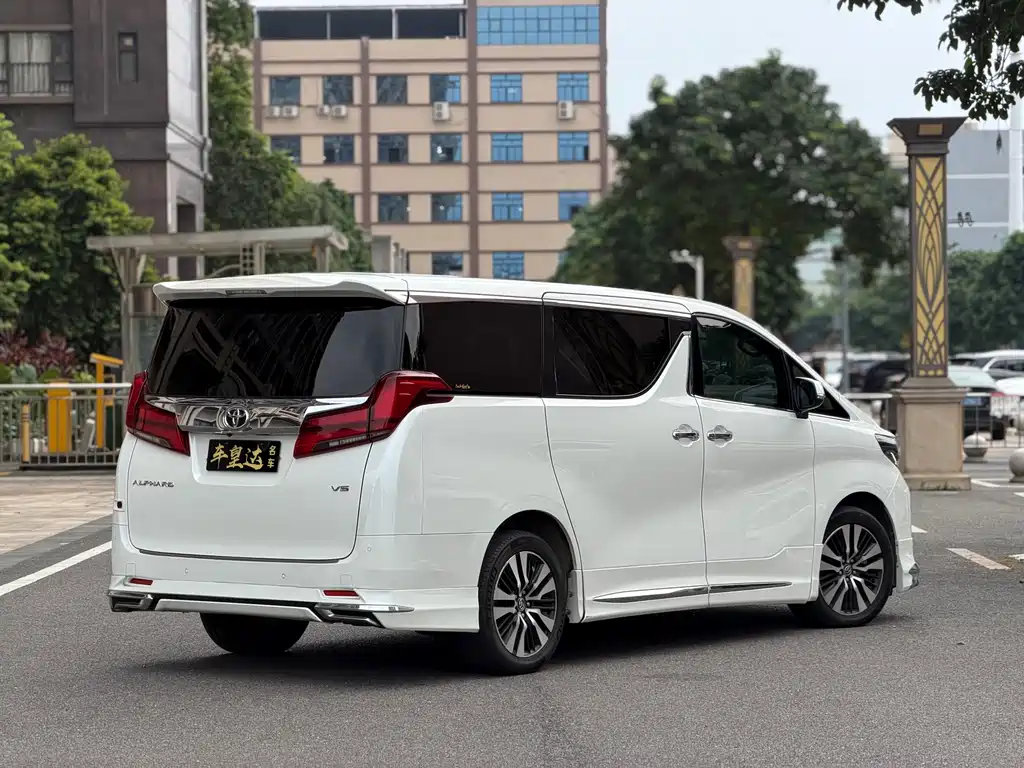 Toyota Alphard — фото 10