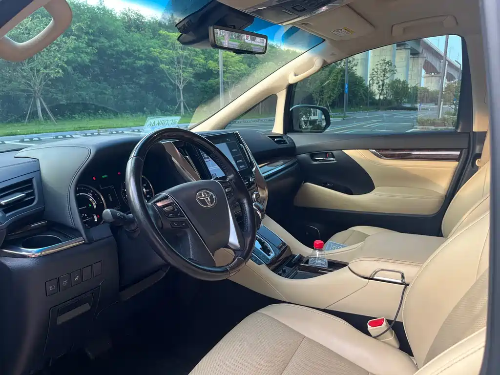 Toyota Alphard — фото 4