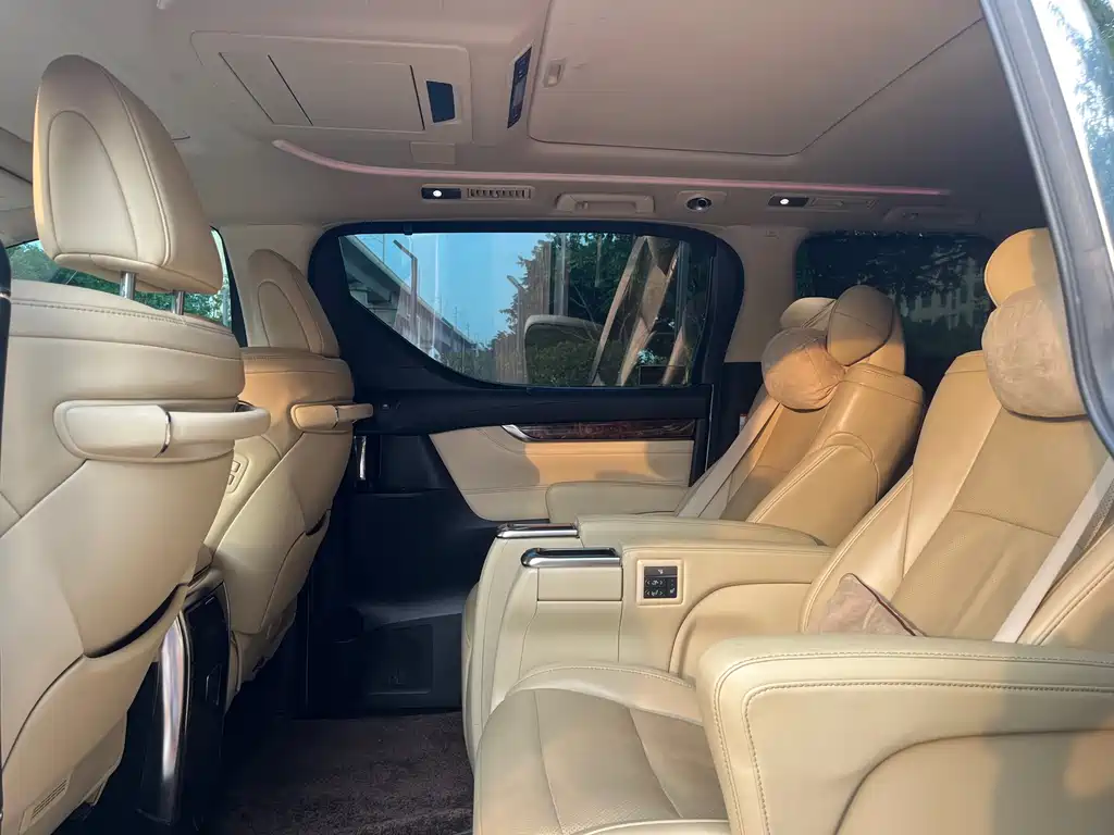 Toyota Alphard — фото 6