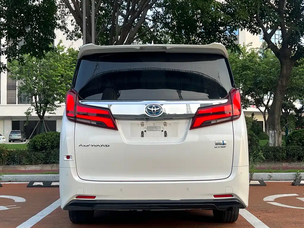 Toyota Alphard — фото 8