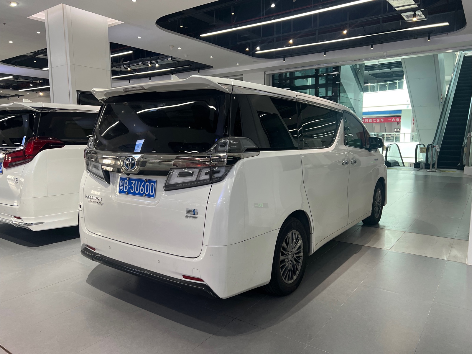 Toyota Vellfire — фото 9