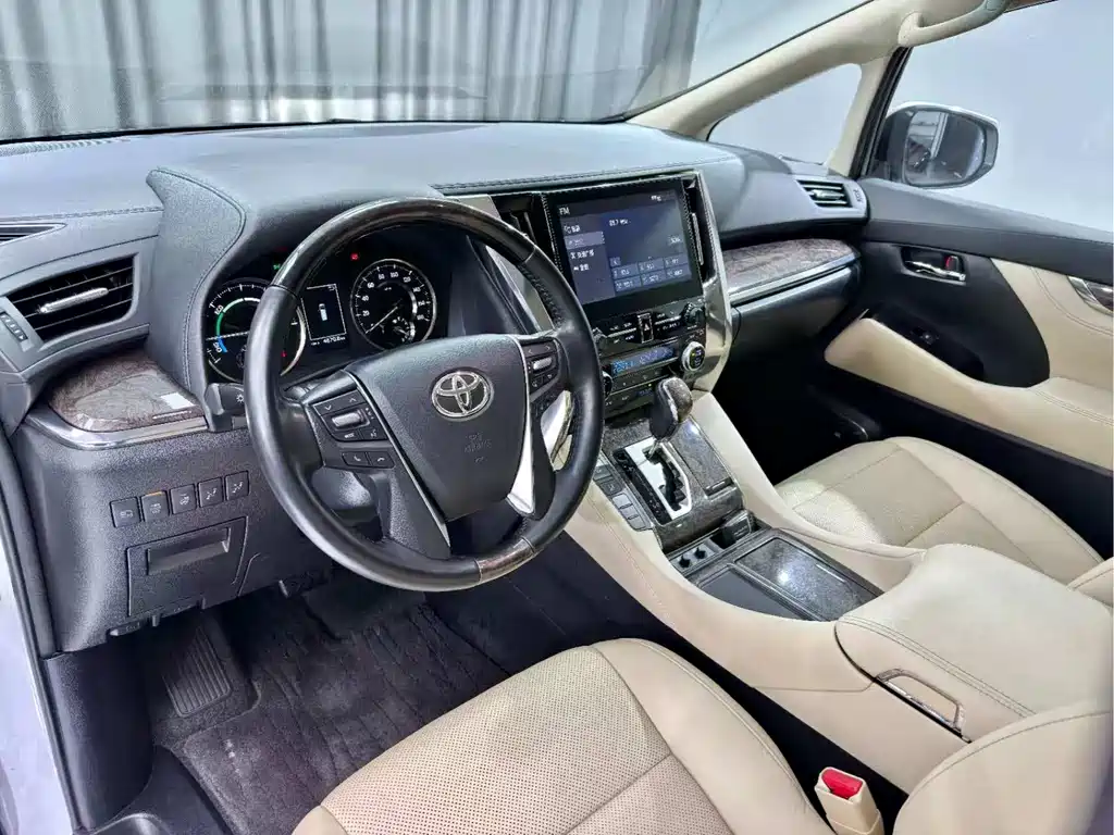 Toyota Alphard — фото 4