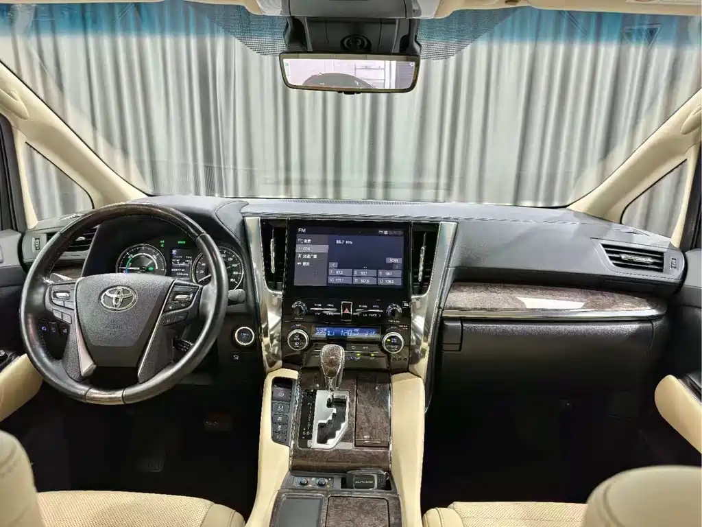Toyota Alphard — фото 7