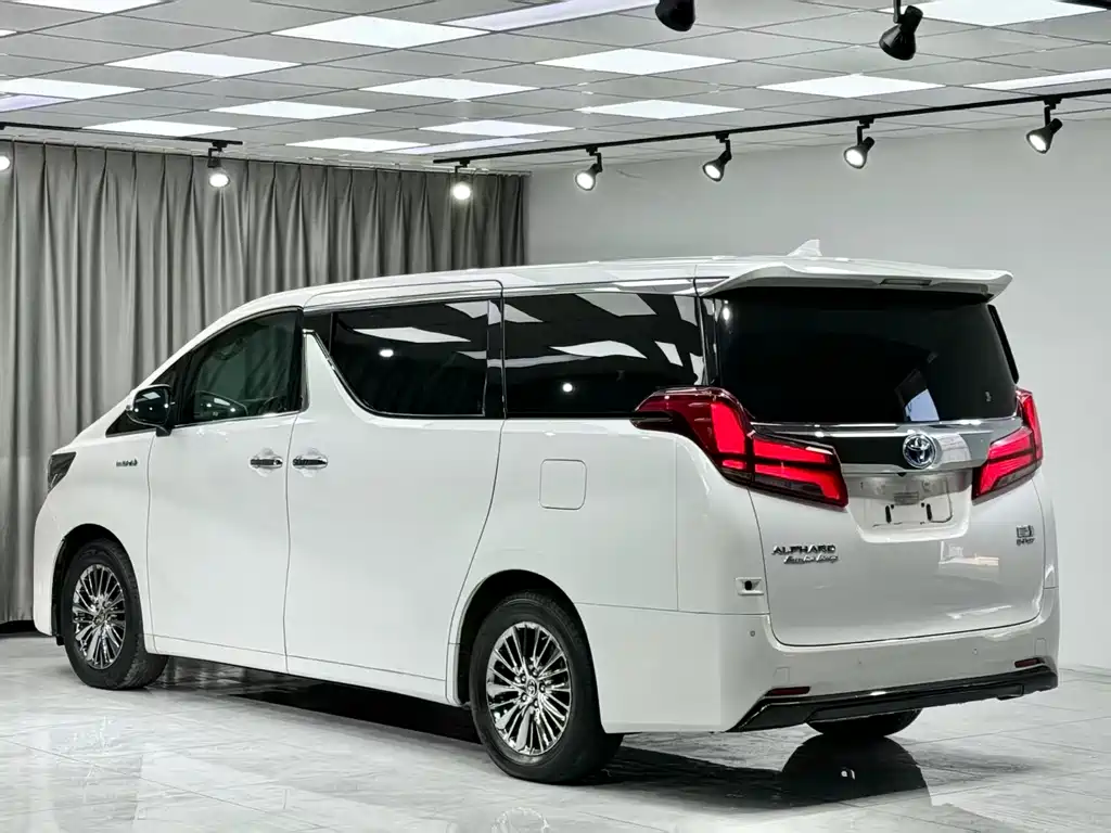Toyota Alphard — фото 8