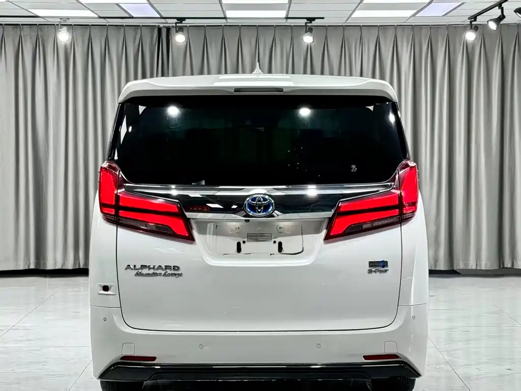 Toyota Alphard — фото 9